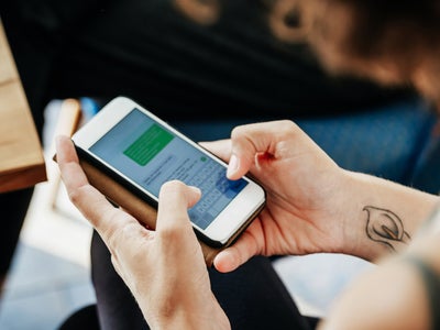 WhatsApp : il sera bientôt possible de modifier ses messages après envoi sur iPhone