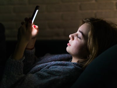 Lumière bleue : quelles fonctionnalités pour protéger nos yeux sur smartphone ?