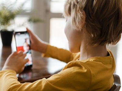 Nouvelle vérification d’âge de Google : protégera-t-elle vraiment nos enfants ?