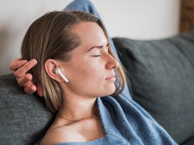Garder ses écouteurs pour dormir : bonne ou mauvaise idée ?