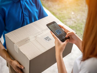 Sécurité : le FBI alerte sur cette nouvelle arnaque au colis utilisant un QR code