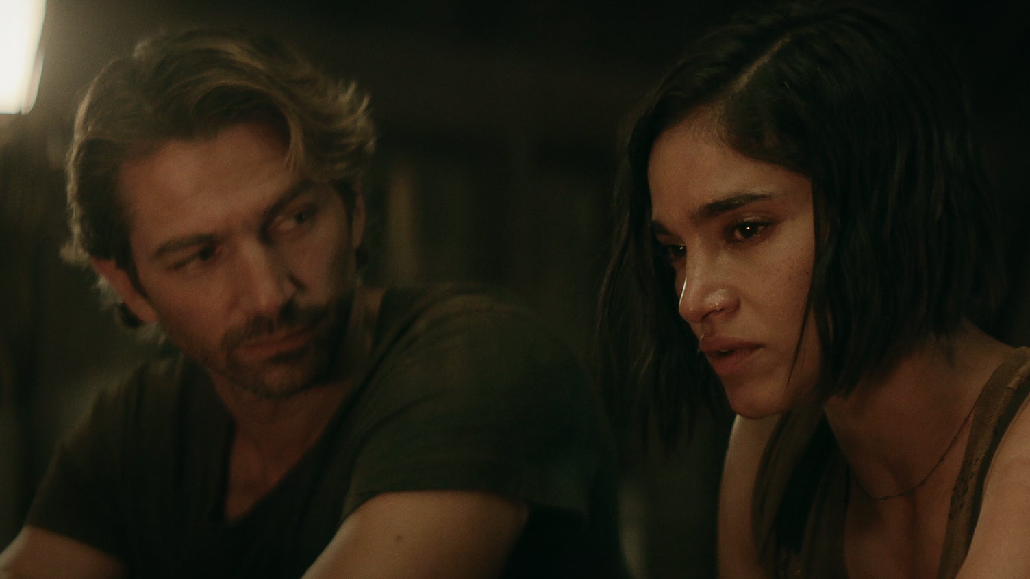 Kora interprétée par Sofia Boutella et Gunnar interprété par Michiel Huisman dans Rebel Moon Partie 2 : L'entailleuse.