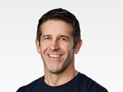 Qui est John Ternus, le nouveau patron d’Apple ?
