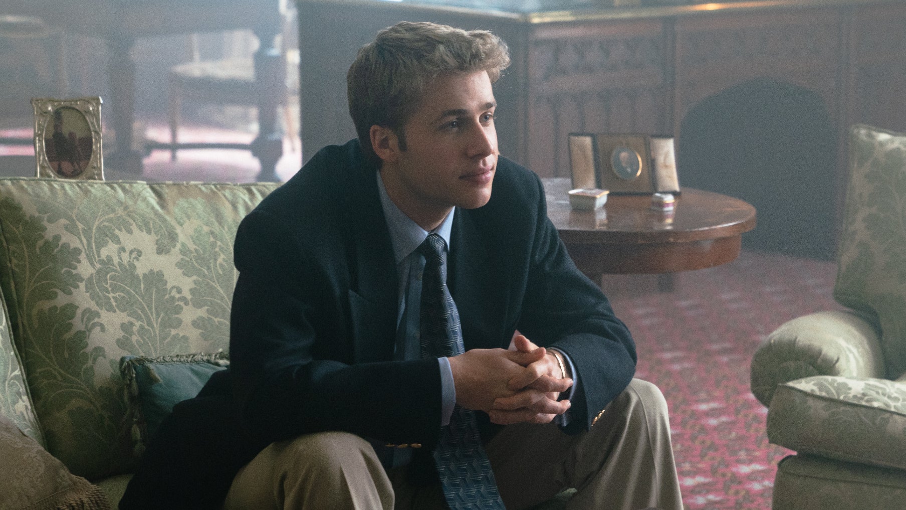 Ed McVey dans la peau du prince William, rendant ici sans doute visite à la reine dans la saison 6 de "The Crown".