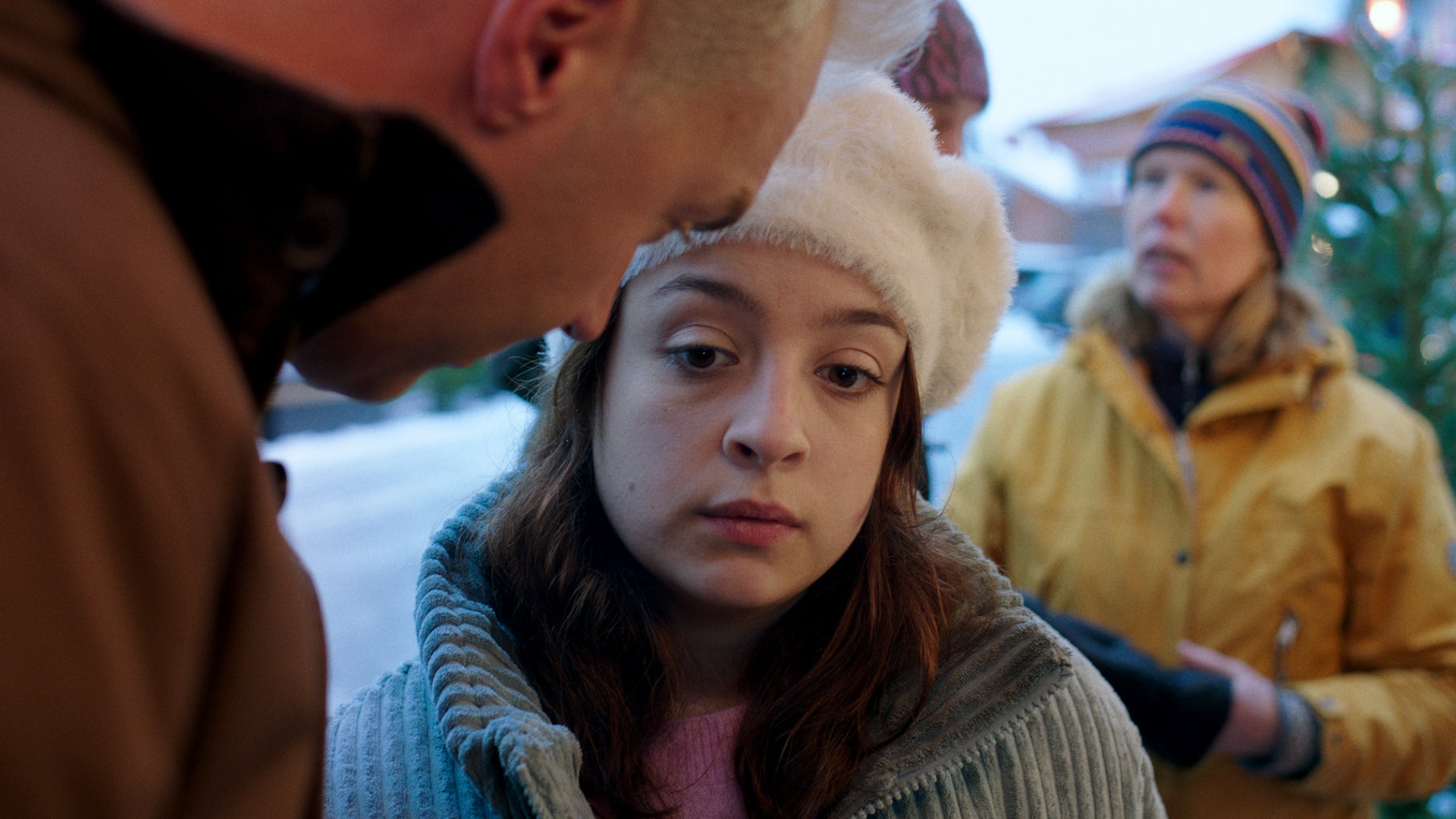 Frida Argento incarne Ebba, la meilleure amie d'Amanda, dans la série "Meurtres à Åre" sur Netflix. 
