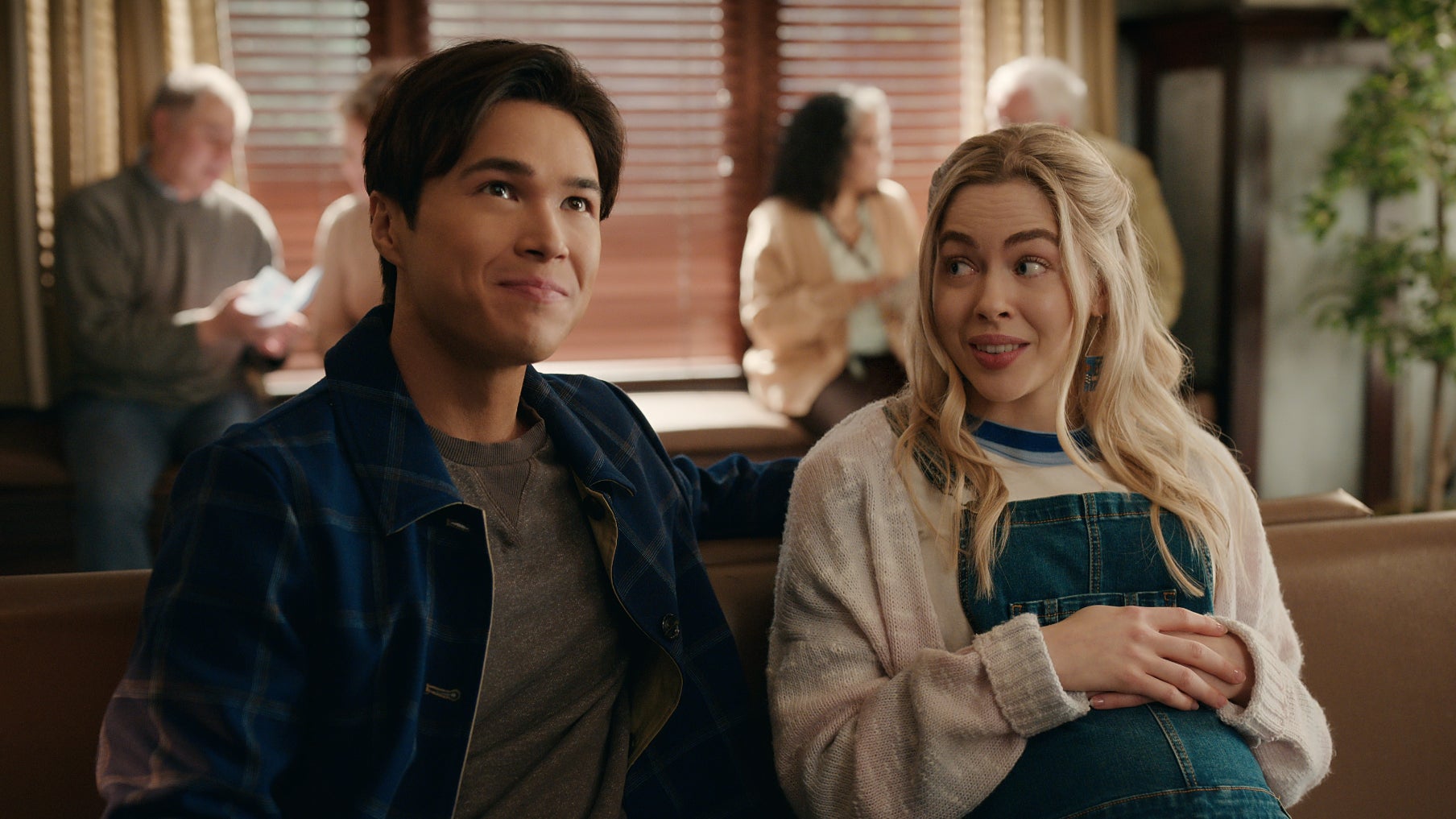 Premier aperçu de Kai Bradbury (Denny Cutler) et Sarah Dugdale (Lizzie) dans l'épisode 1 de la saison 6 de "Virgin River".