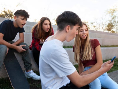 NEOW Safe Plus : quelles sont les applis proposées sur le smartphone pour ados ?