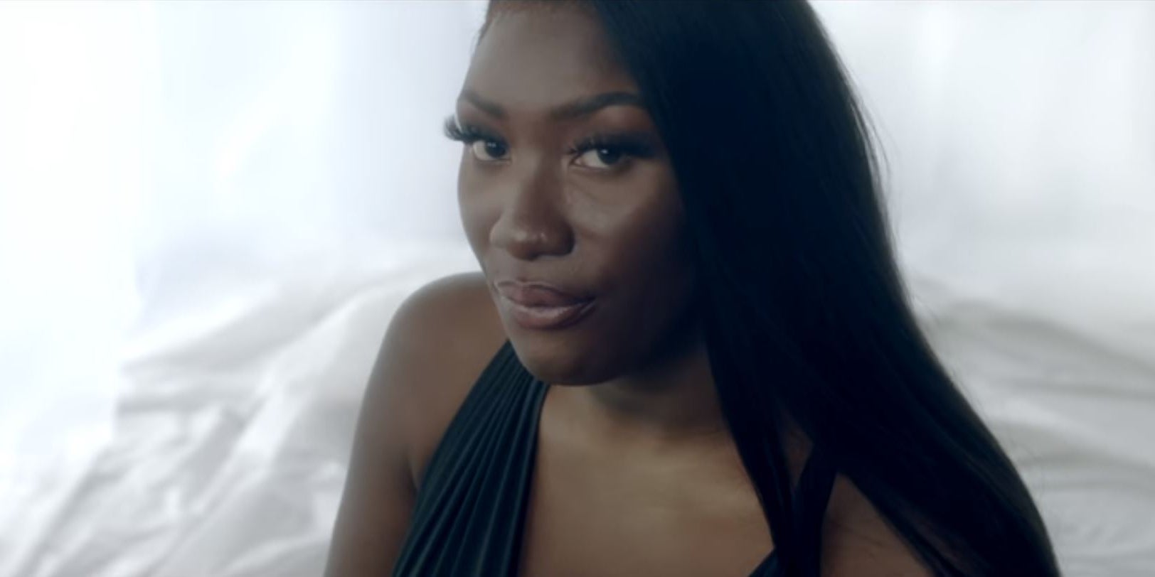 Une Aya Nakamura plus posée dans son nouveau clip pour le titre Soldat