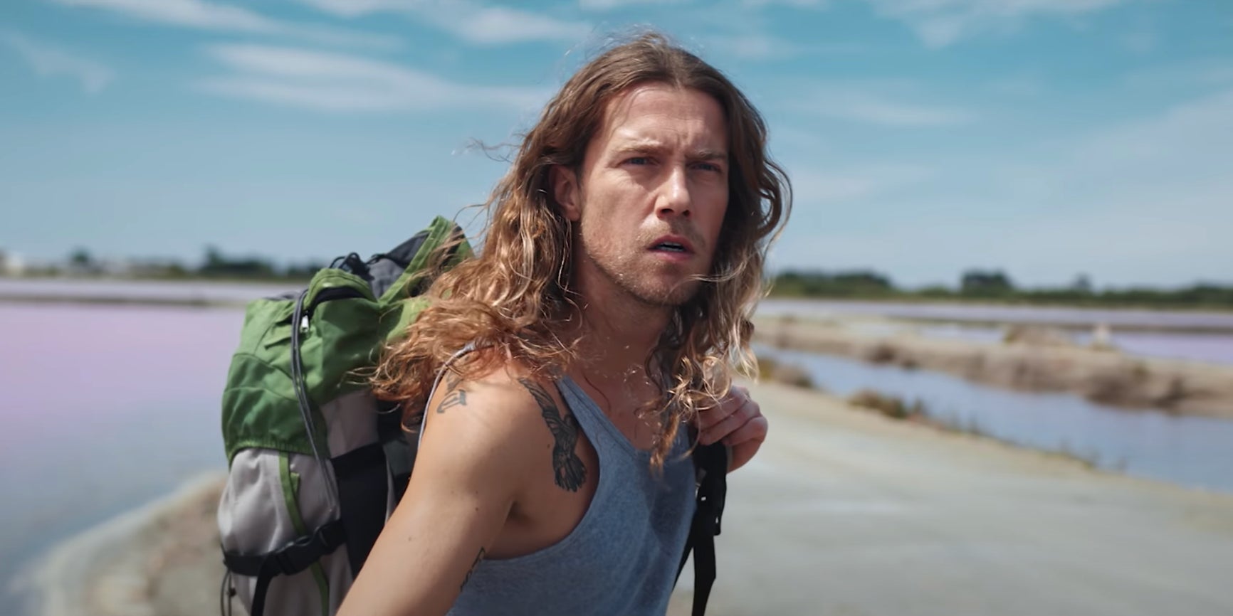 S'il n'est pas le personnage principal de son nouveau clip, Julien Doré nous accorde tout de même une petite apparition dans "La Fièvre"...