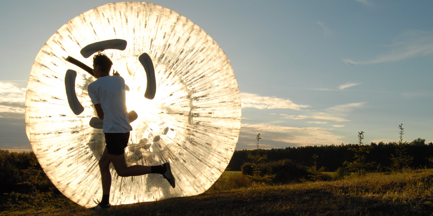 Le Zorbing, un sport à la fois fun et mystérieux dans lequel ou court à l’intérieur d’une grande balle gonflée !