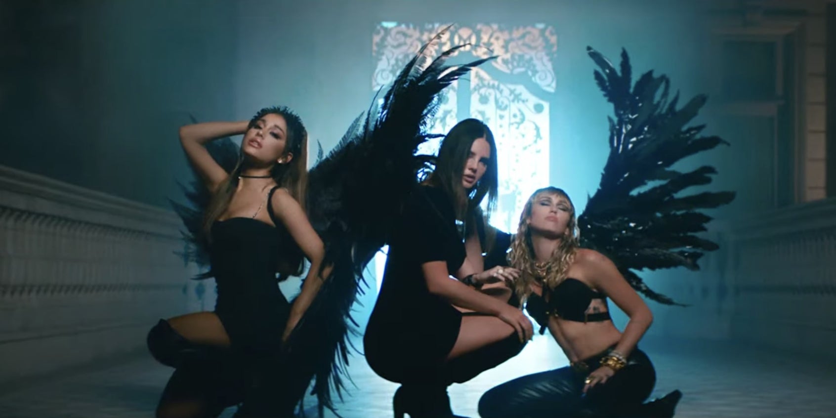 Ariana Grande, Miley Cyrus et Lana Del Rey jouent aux Drôles de dames dans le clip "Don't Call Me Angel".
