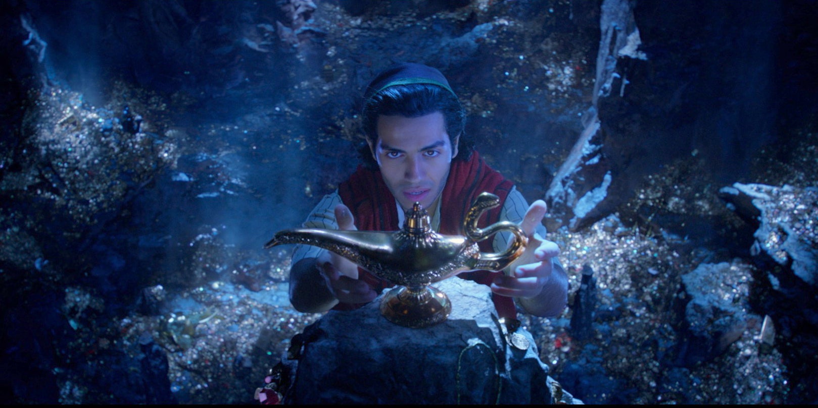 Aladdin attrape la lampe magique pour la première fois dans le remake en live action de 2019.