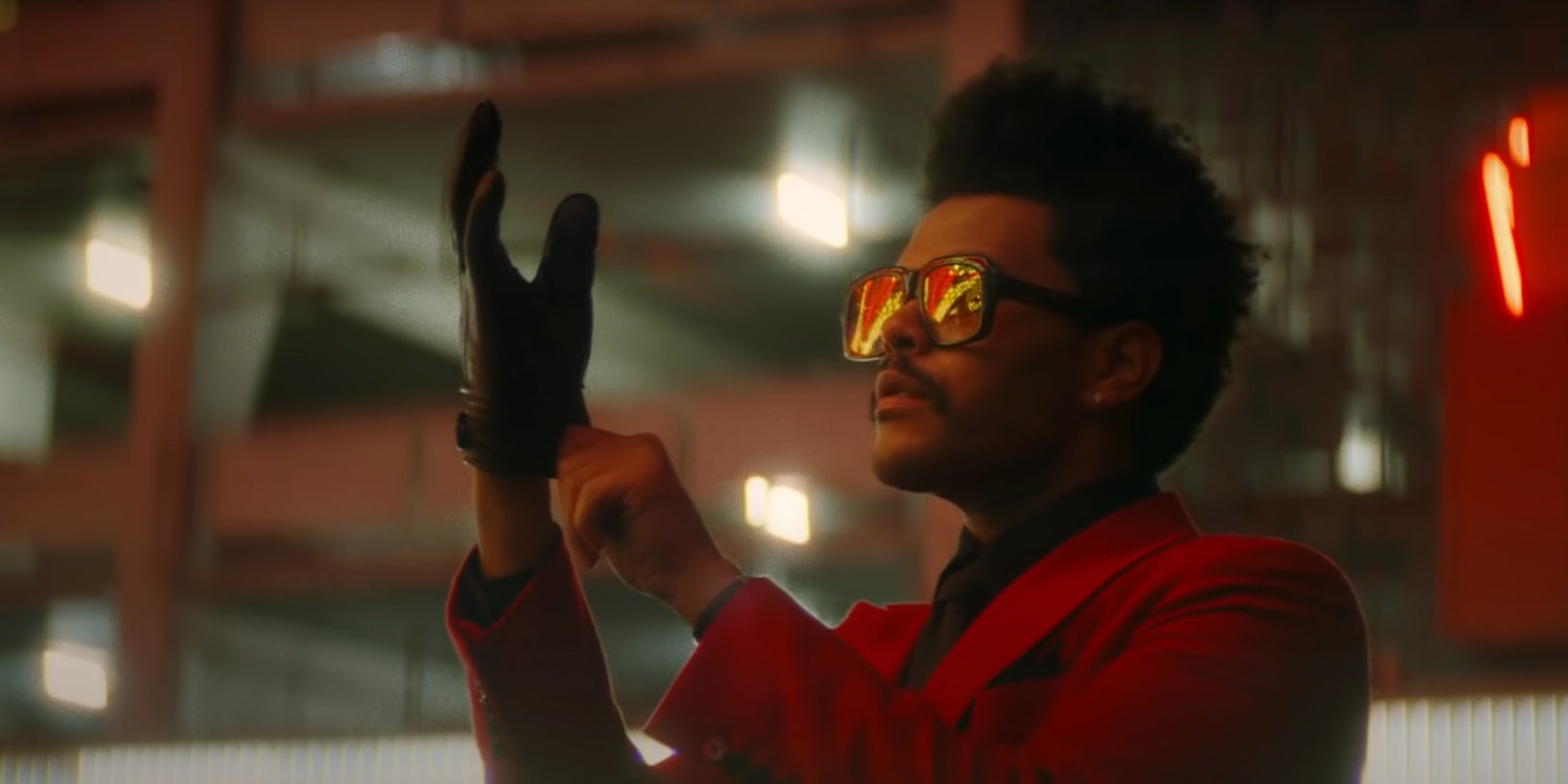The Weeknd dans le clip de Blindind Lights, son énorme tube qui bat tous les records
