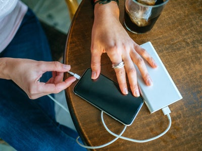 Recharger son smartphone sur une batterie externe est-il mauvais ?