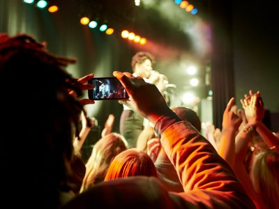 iPhone 14 Pro Max vs Galaxy S23 Ultra : lequel est le meilleur pour filmer des concerts ?