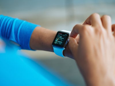 Vous ne retirez jamais votre montre connectée ? Les dermatologues alertent sur le "watch rot"