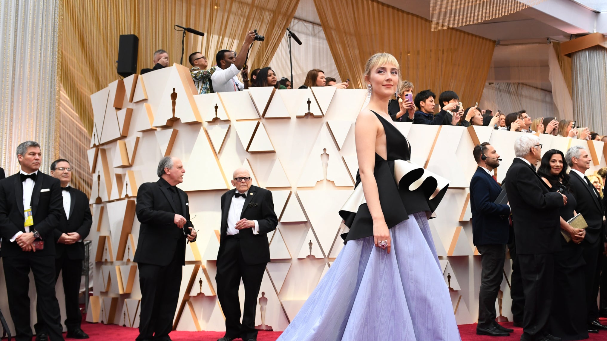 Saoirse Ronan, nommée dans la catégorie "Meilleure actrice", sur le tapis rouge des Oscars 2020. Saoirse Ronan, nommée dans la catégorie "Meilleure actrice", sur le tapis rouge des Oscars 2020.