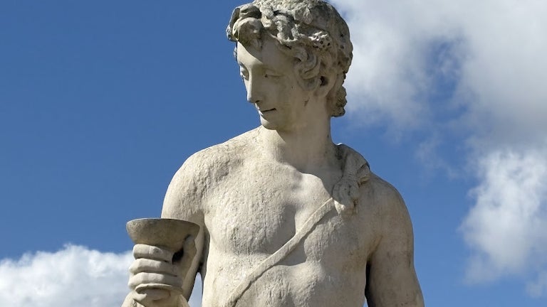 ...et voici le résultat en x5 ! Les détails de la statue sont parfaitement capturés par l'iPhone 16 Plus. ...et voici le résultat en x5 ! Les détails de la statue sont parfaitement capturés par l'iPhone 16 Plus.