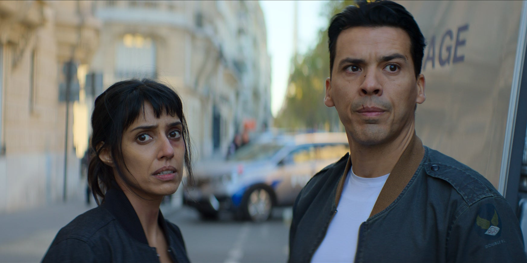 Les agents Zara Taylor (Ritu Arya) Vincent Taleb (Tewfik Jallab) dans la série ''Paris Has Fallen'', à découvrir sur Canal+.