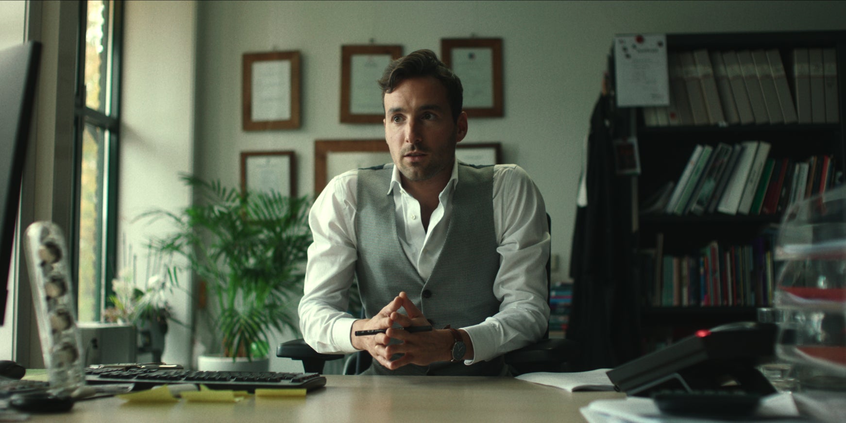 Découvrez la mini-série "L’Homme aux mille enfants" dès maintenant sur Netflix ! 