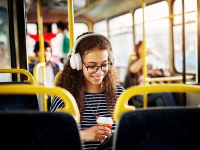 Les 3 accessoires indispensables pour regarder ses séries on-the-go