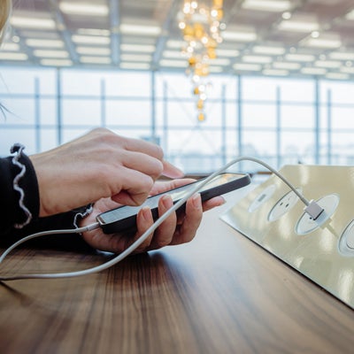 Recharger son smartphone sur les bornes publiques, bonne ou mauvaise idée ?