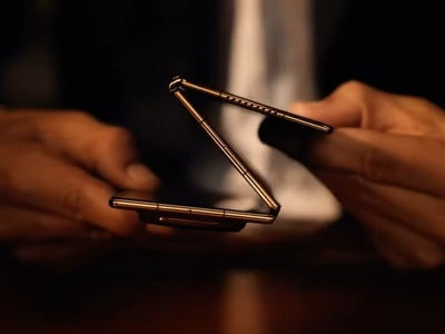 Huawei lance le premier smartphone pliable en trois