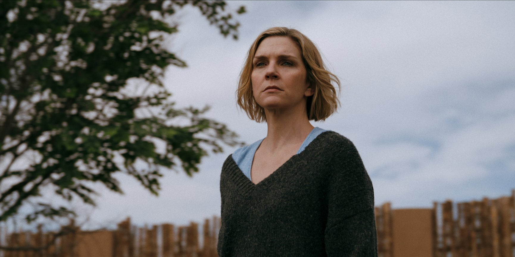 Rhea Seehorn dans ''Pluribus'', disponible à partir du 7 novembre 2025 sur Apple TV.
