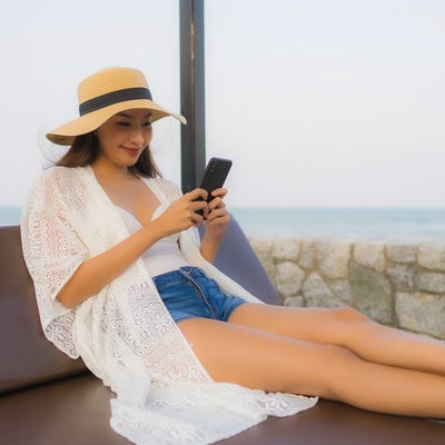 Cet été, emportez vos journaux et magazine à la plage sur votre smartphone avec Cafeyn