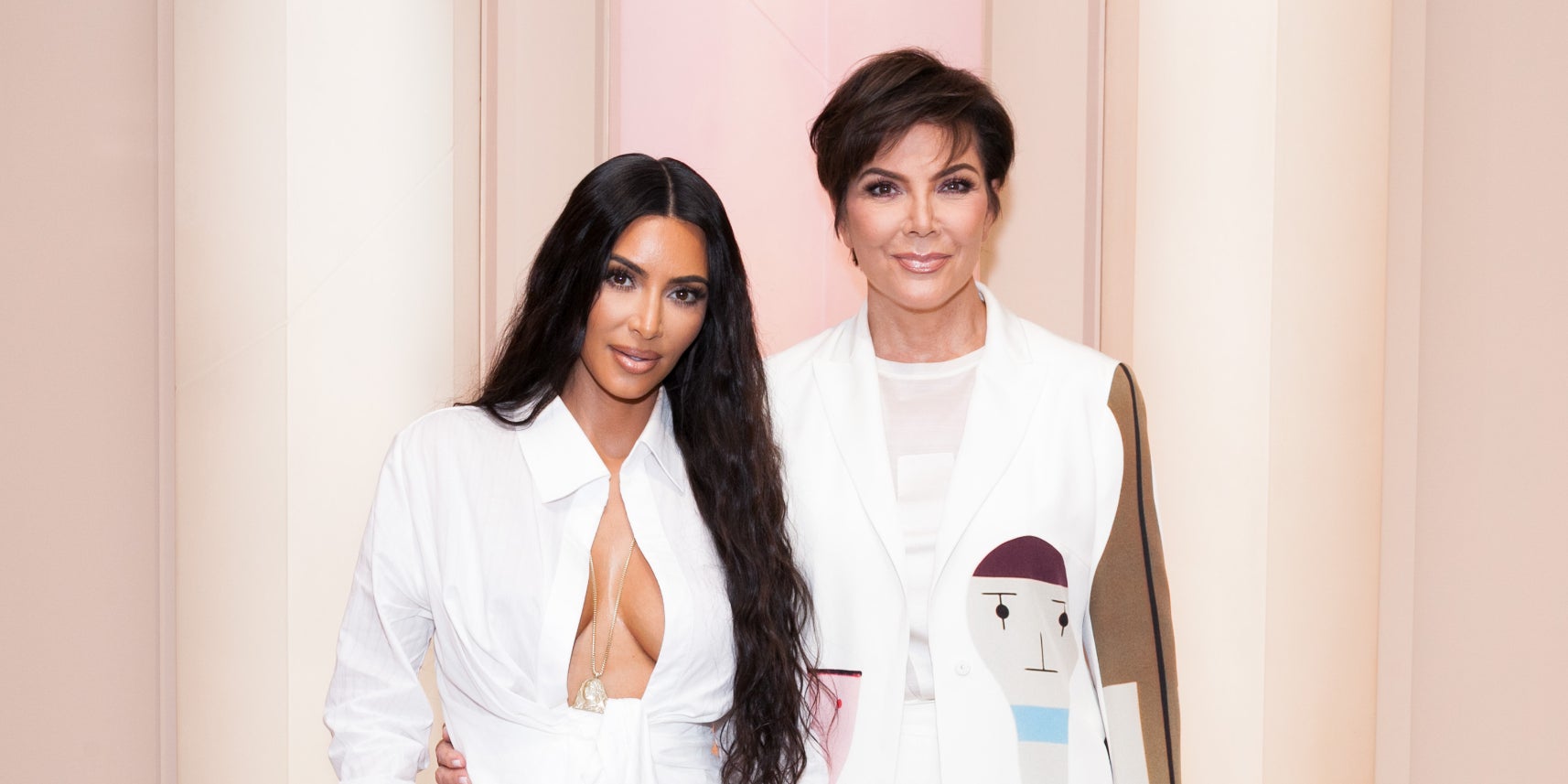 Kim Kardashian et Kris Jenner présentent leur pop-up store à Los Angeles en juin 2018.