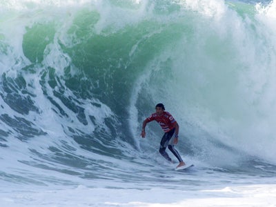 Dos au mur sur Canal+ Docs : le combat du surfeur Jérémy Florès contre la tumeur au cerveau