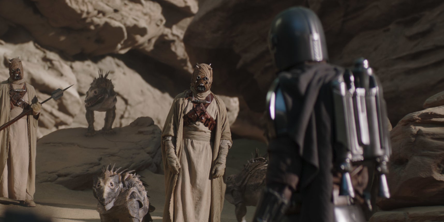 Mando face aux Tusken (Homme des Sables), dans l'épisode 1 de la saison 2 de "The Mandalorian".