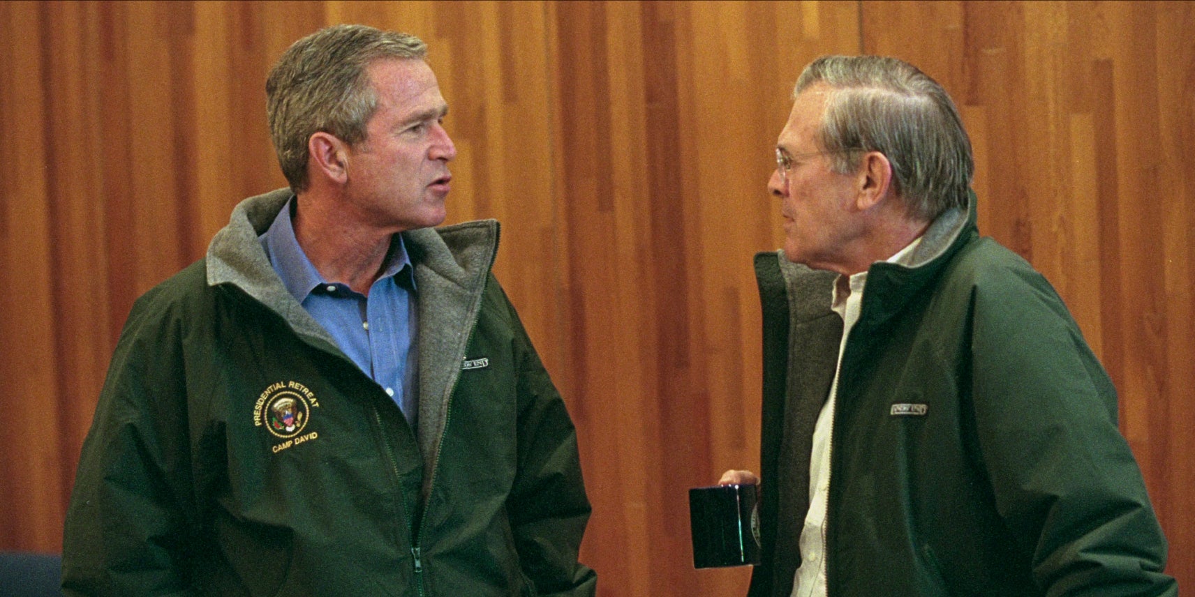 Le président George W. Bush et le secrétaire à la Défense Donald Rumsfeld, protagonistes majeurs de la traque d’Oussama Ben Laden.