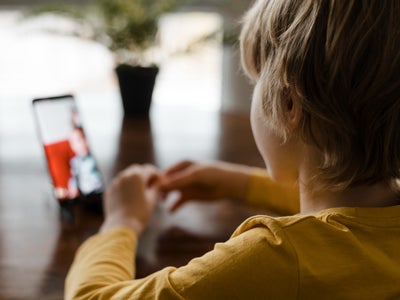 WhatsApp accessible aux moins de 13 ans : comment bien accompagner son enfant ?