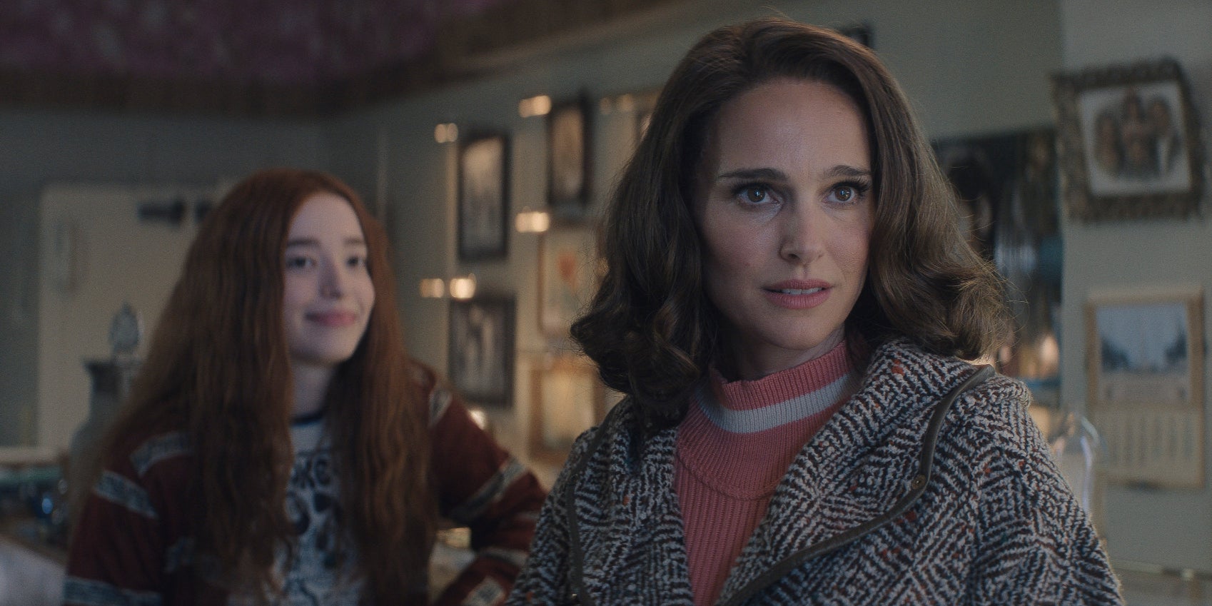 Mikey Madison et Natalie Portman dans la mini-série thriller "La Voix du lac".