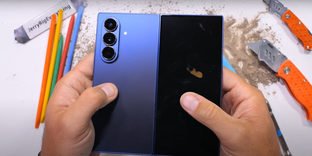 Le Samsung Galaxy Z Fold7 a passé le test (extrême) du vidéaste Zach Nelson.