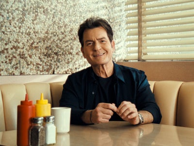 Qui est Charlie sur Netflix : le documentaire choc sur la descente aux enfers de Charlie Sheen