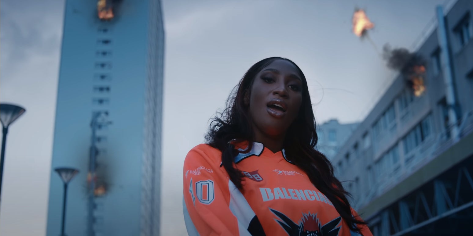 Aya Nakamura, pas du tout paniquée malgré l'ambiance apocalyptique dans le clip "C'est cuit".