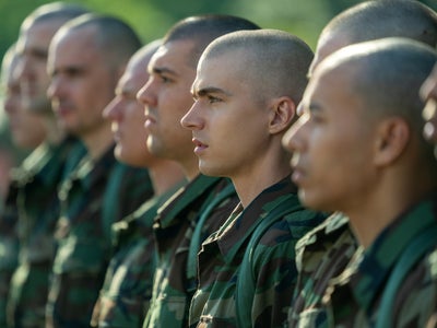 Boots sur Netflix : une nouvelle série queer sur l'armée américaine des années 1990