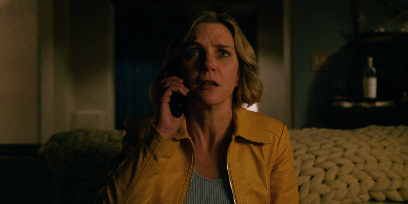 Une première image de la série "Pluribus", avec l’actrice Rhea Seehorn en tête d’affiche.