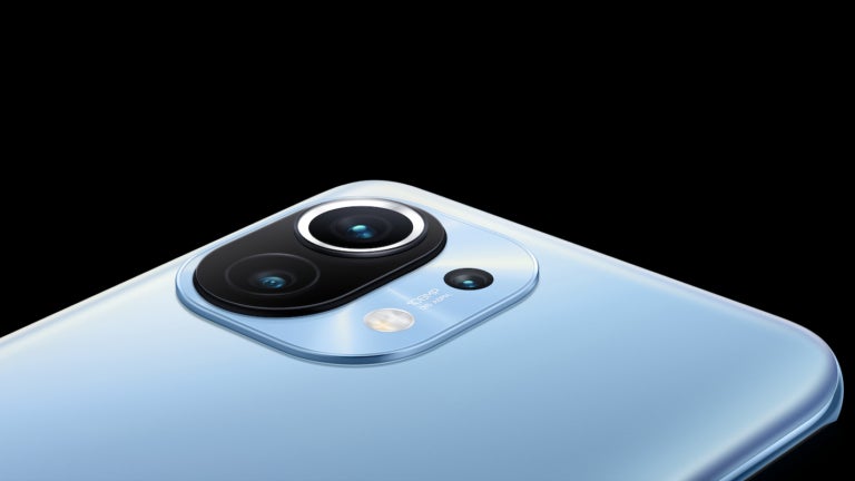 Le bloc photo du Xiaomi Mi 11 est disposé dans un bloc aux bords arrondis