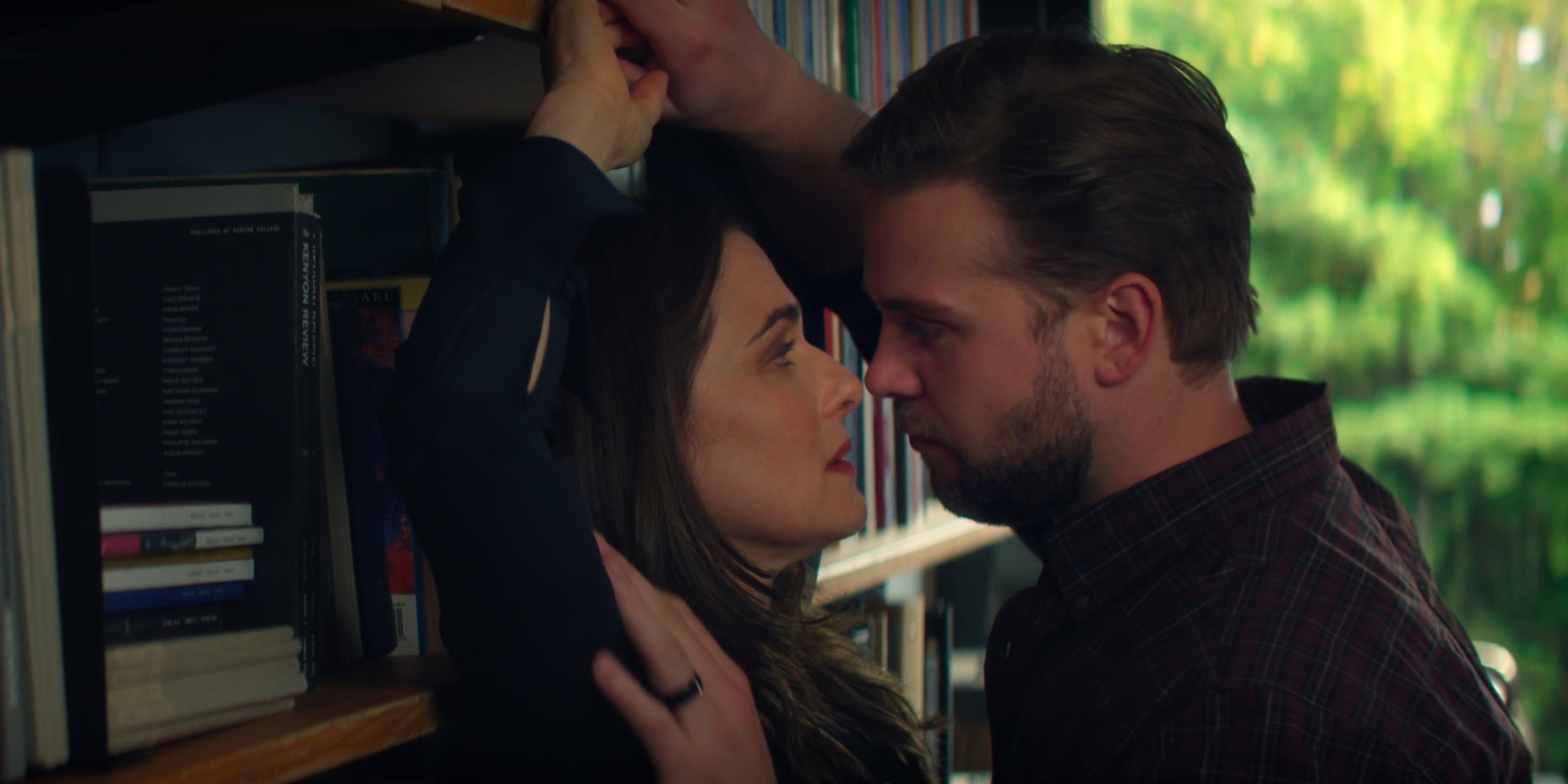 Rachel Weisz et Leo Woodall dans "Le Délicieux Professeur V.", à découvrir dès maintenant sur Netflix.