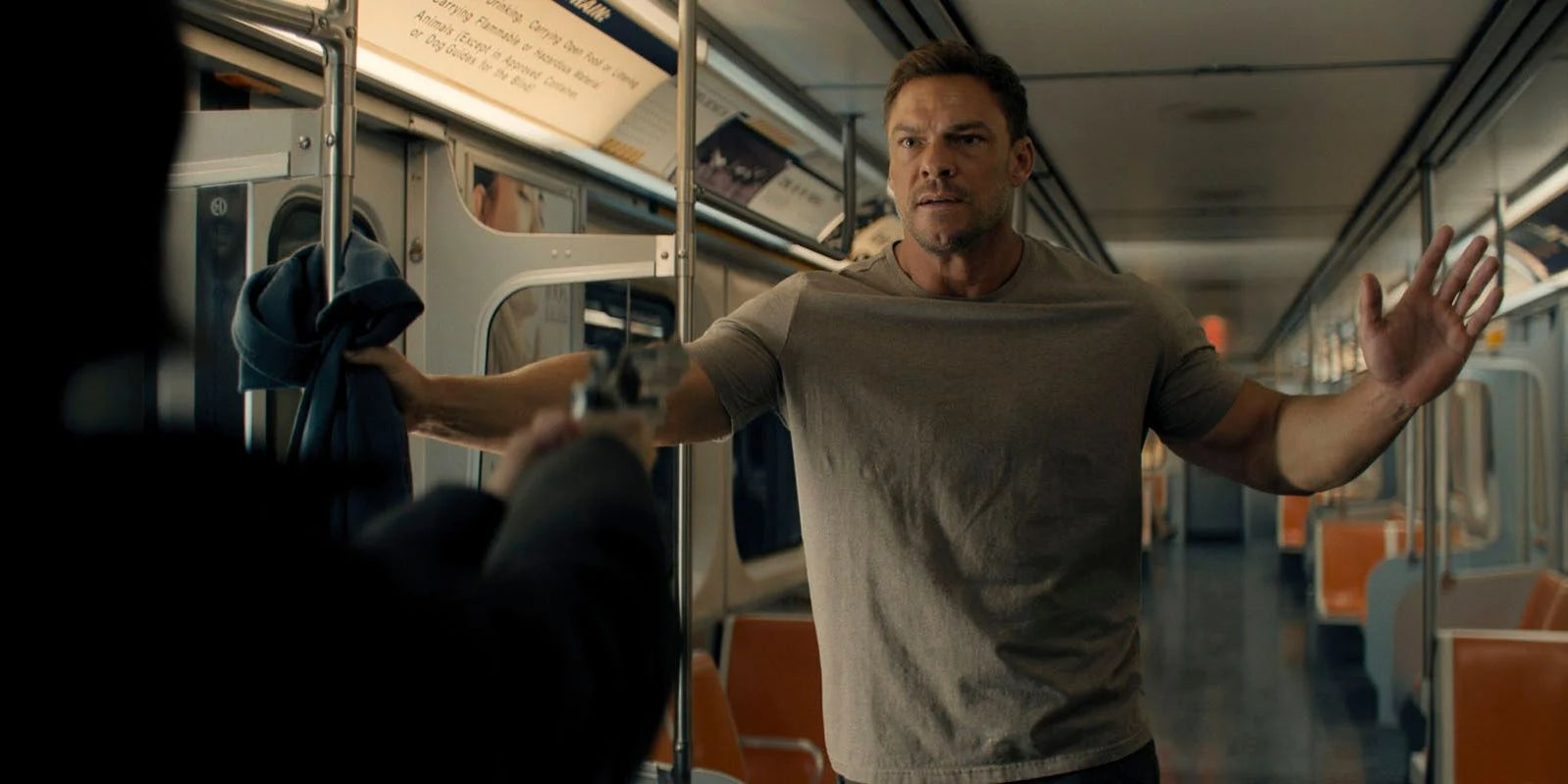 Alan Ritchson reprend son rôle de Reacher dans la saison 4 de la série éponyme sur Prime Video.