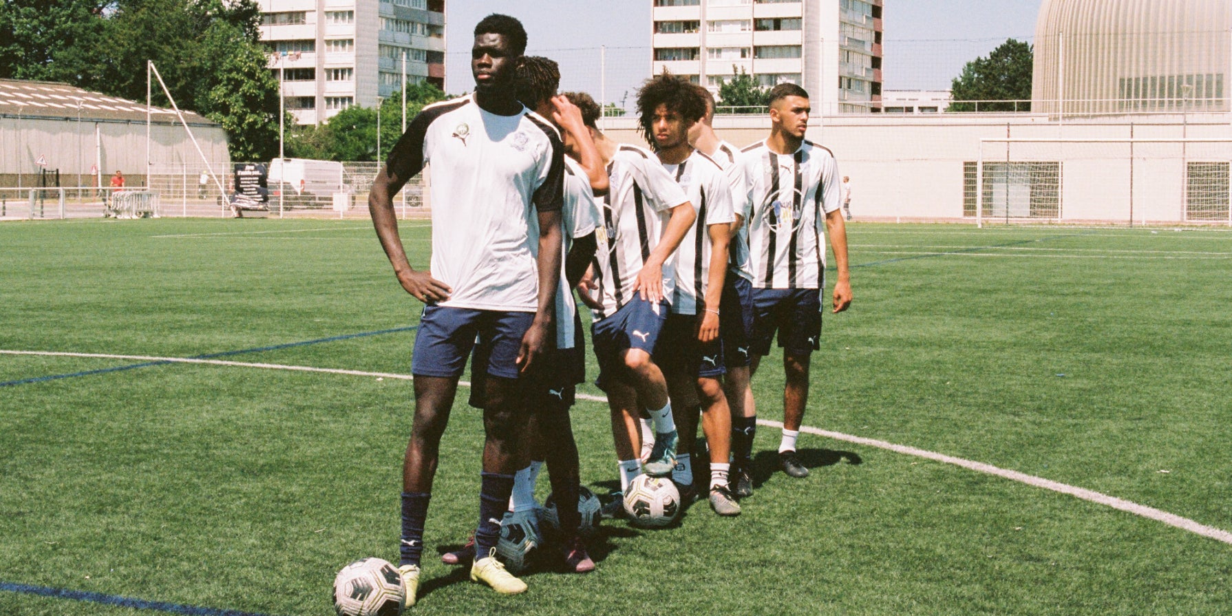 Les U17 du FC Montfermeil dans le docu-série ''Maintenant ou Jamais : FC Montfermeil'', à découvrir sur Max dès ce 20 juin.