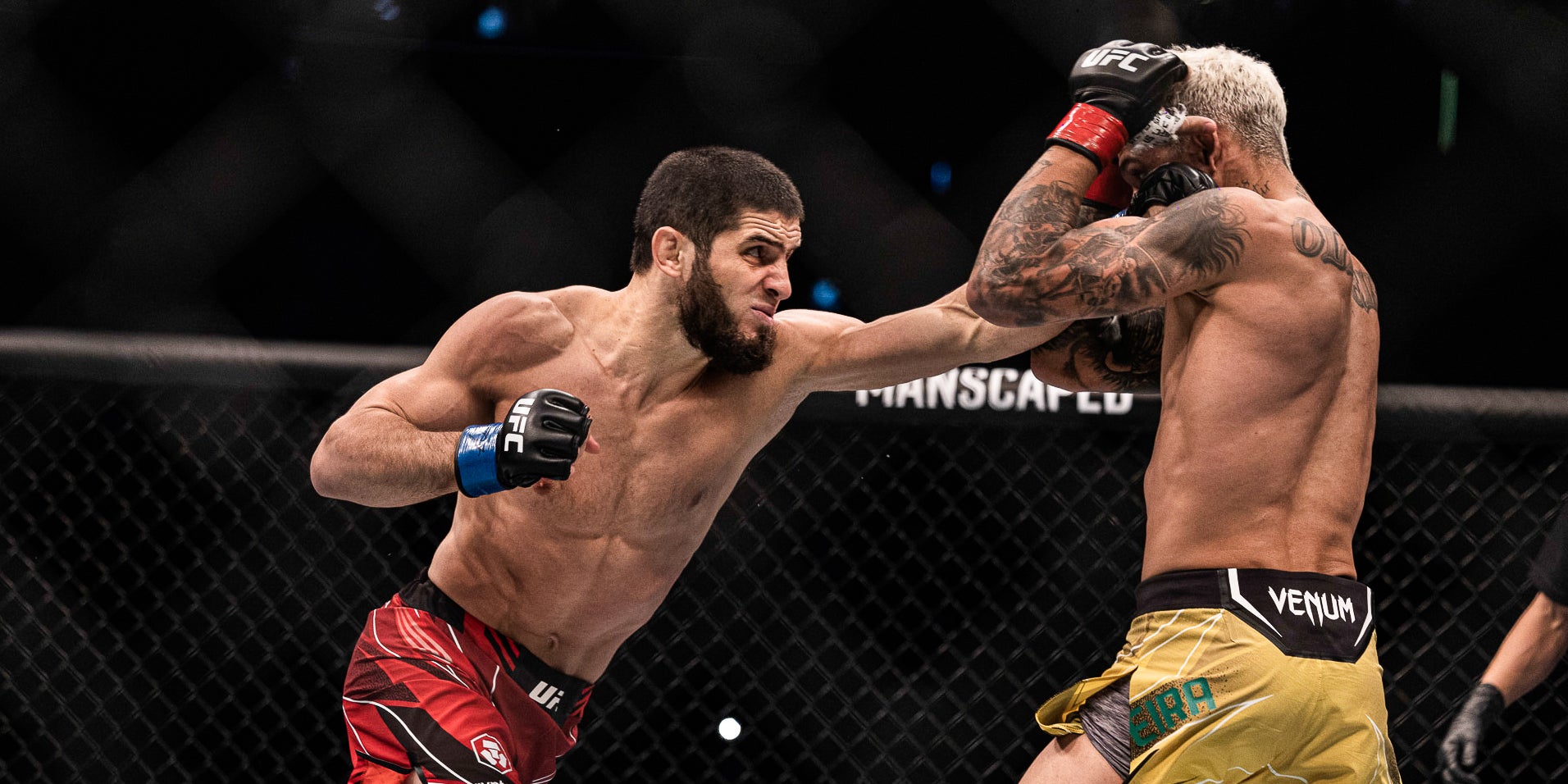 Islam Makhachev (gants bleus) contre Charles Oliveira (gants rouges) lors de l'UFC 280 à Abou Dhabi (EAU) le 22 octobre 2022