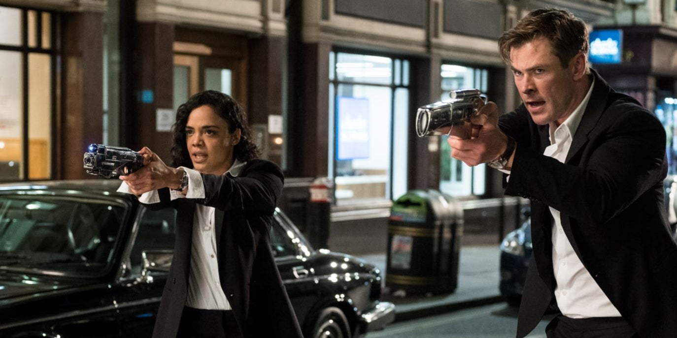 Tessa Thompson et Chris Hemsworth défendent la Terre dans Men In Black International