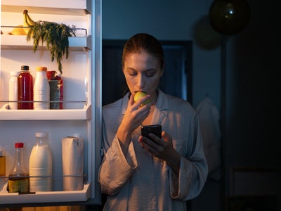 Canicule : est-ce une bonne ou une mauvaise idée de mettre son téléphone au frigo ?