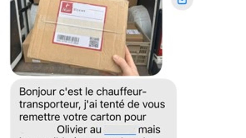 Exemple d'un SMS d'arnaque au faux colis avec envoi d'une photo personnalisée, relayé par TF1 Info.