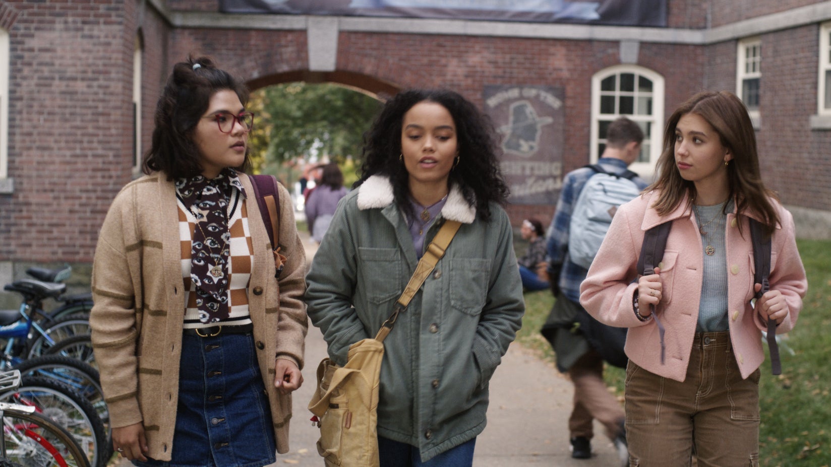 Belissa Escobedo (Izzy), Whitney Peak (Becca) et Lilia Buckingham (Cassie) dans Hocus Pocus 2, sur Disney+.