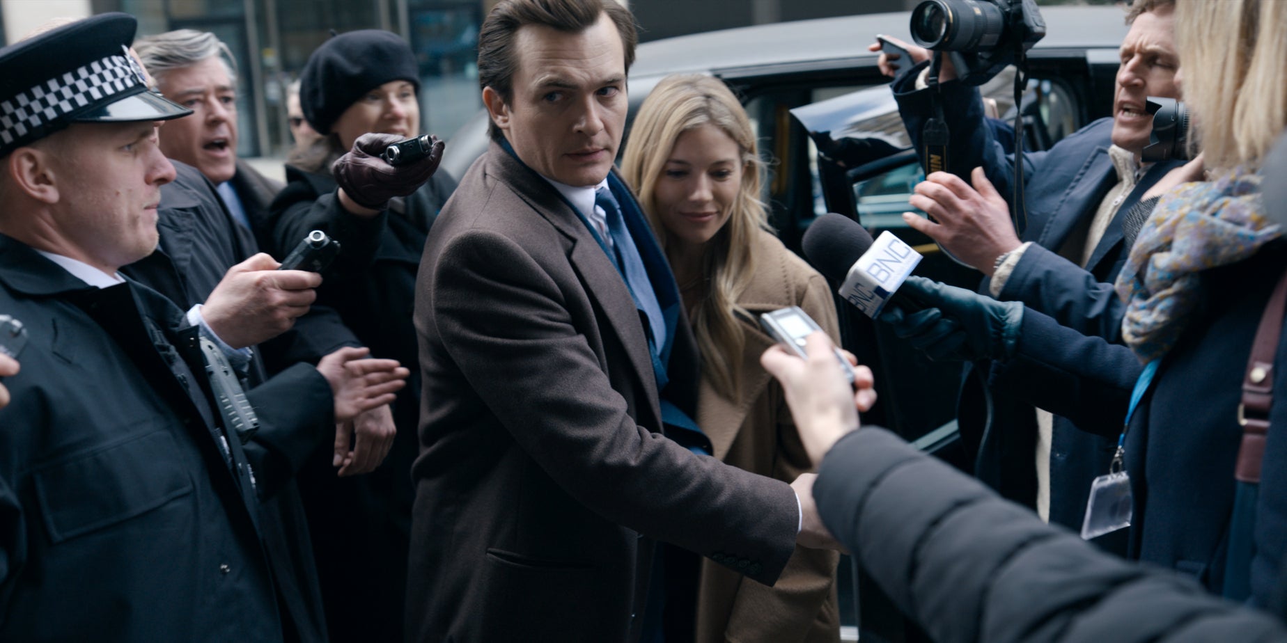 Retrouvez Rupert Friend et Sienna Miller dans Anatomie d'un Scandale, disponible sur Netflix